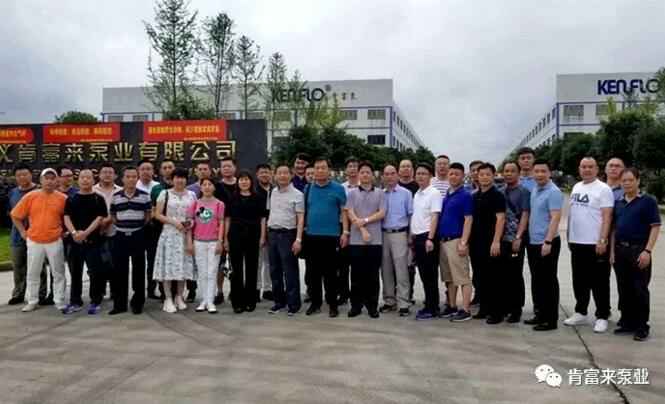 与会人员在遵义厦门田舟企业网站建设有限公司有限公司大门口合影留念